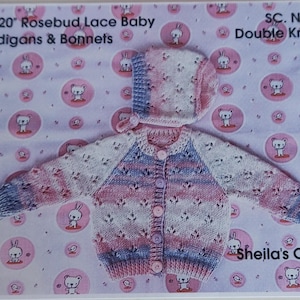 Ein PDF Rosebud Lace Strickmuster in Doppelstrickgarn für 40 cm - 50 cm, 0-12 Monate
