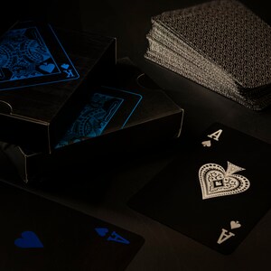 Carte da gioco nere, asso bianco, arte da parete, download digitale di foto, sala giochi, dormitorio, grotta dell’uomo, poker