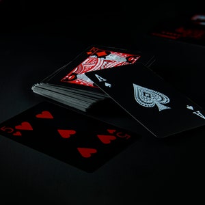 Carte nere con semi rossi, asso bianco, arte della parete, download digitale di foto, sala giochi, dormitorio, caverna dell'uomo, poker