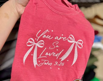 Escritura bordada Juan 3:16, eres tan amado, sudadera y camiseta bordadas, bordado, fe, mujeres piadosas, San Valentín cristiano