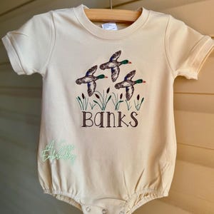 Bestickter Einteiler mit Stockente Ente, Ente, Ente, Ente, Ente, Ente, Ente, Ente, Ente, Ente