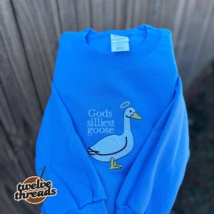 O ganso mais bobo de Deus - desenho para bordado - frase engraçada - camiseta da moda - camiseta estampada da moda - moletom bordado - ganso - frase divertida