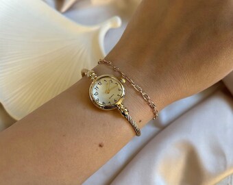 Orologio Alice, orologio d'oro rotondo, orologio minimalista, orologio d'oro placcato 14k, regalo per moglie, piccolo orologio, regalo mamma, orologio in stile vintage, il suo regalo