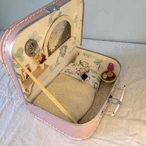 Dormitorio con maleta para casa de muñecas portátil de 25 x 18 cm - Juguetes Waldorf hechos a mano - Regalo para niños con materiales naturales