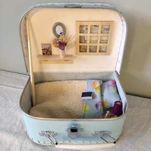 Dormitorio con maleta para casa de muñecas portátil (20 x 14,5 cm) - Juguetes Waldorf hechos a mano - Regalo infantil con materiales naturales