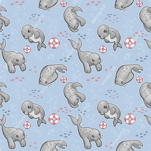 Könnte beinhalten: Ein sich wiederholendes Muster von Cartoon-Robben in verschiedenen Posen auf hellblauem Hintergrund. Die Robben sind grau mit weißen Bäuchen. Rote und weiße Rettungsringe, kleine rote Fische und Blasen vervollständigen das aquatische Design.