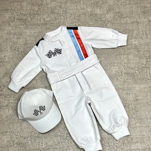 誕生日の写真撮影のためのヴィンテージスタイルのレースカーコスチューム - パーソナライズされた子供用レーシングジャンプスーツ - ハロウィンコスチューム - ファストワンバースデースーツ