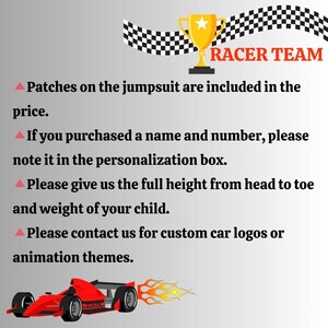 Op de afbeelding: Een afbeelding met een gouden trofee-icoon boven de tekst RACER TEAM, gevolgd door instructies over patches op jumpsuits, personalisatie, lichaamsmaten van het kind en aangepaste logo's, met een rode raceauto onderaan de afbeelding.