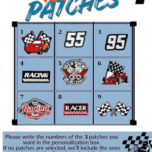 Puede incluir: Una colecci&oacute;n de nueve parches de carreras con varios dise&ntilde;os, incluyendo un coche de carreras rojo, el n&uacute;mero 55 y banderas a cuadros. Los parches se muestran sobre un fondo azul claro, con la palabra "RACER PATCHES" en la parte superior.