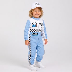 Puede incluir: Un mono de carreras azul claro y blanco con un patrón de cuadros, un gráfico de coche azul, los textos CALEB, 2, RACER y 95, combinado con una gorra de béisbol blanca a juego con un gráfico de bandera de cuadros en el panel frontal.