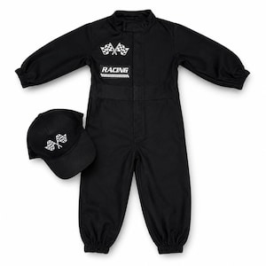 Op de afbeelding: Een zwarte jumpsuit met lange mouwen, elastische boorden en een bijpassende zwarte baseballpet. De jumpsuit is voorzien van een witte afbeelding van twee gekruiste finishvlaggen en een rechthoekige patch met de tekst RACING boven een geblokt patroon.