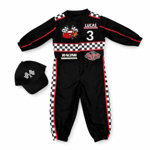 Puede incluir: Traje de carreras negro con detalles a cuadros rojos y blancos, un gr&aacute;fico de coche rojo y el nombre "LUCAS" encima del n&uacute;mero "3". Incluye una gorra de b&eacute;isbol negra a juego con bordado de bandera a cuadros. Un atuendo tem&aacute;tico de carreras.