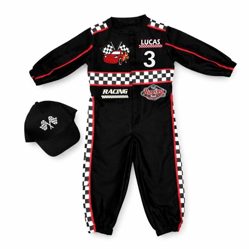 Puede incluir: Traje de carreras negro con detalles a cuadros rojos y blancos, un gr&aacute;fico de coche rojo y el nombre "LUCAS" encima del n&uacute;mero "3". Incluye una gorra de b&eacute;isbol negra a juego con bordado de bandera a cuadros. Un atuendo tem&aacute;tico de carreras.