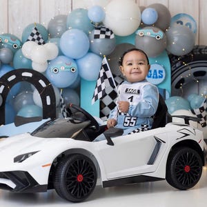 パーソナライズされたブルーレーサーロングジャンプスーツ - 2つの高速誕生日カスタムレース衣装 - ハロウィンコスチューム - ドラッグレース - 1歳の誕生日レーサーカー衣装