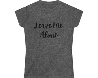 Déjame en paz camiseta softstyle para mujer, camisa introvertida, camisas para introvertidos, camisa anti día de San Valentín, día anti San Valentín