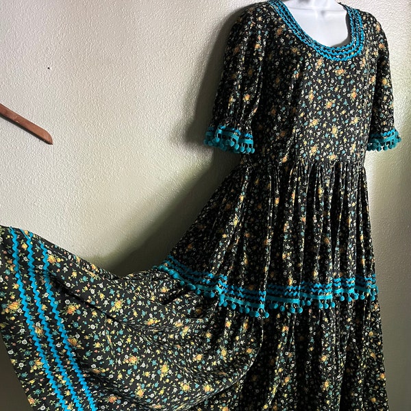 VINTAGE 1950’s 1960’s Calico Prairie Style Dress, Full Circle Skirt, Underarm 44, waist 36
