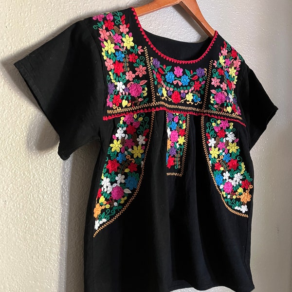 Vintage Embroidered Cotton Yucatán Mexican Blouse