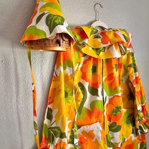 Vintage Halloween Costume, Vintage Cotton Sunflower Clown Suit Costume, Neck Ruff, Pompoms & Hat, Adult S - M