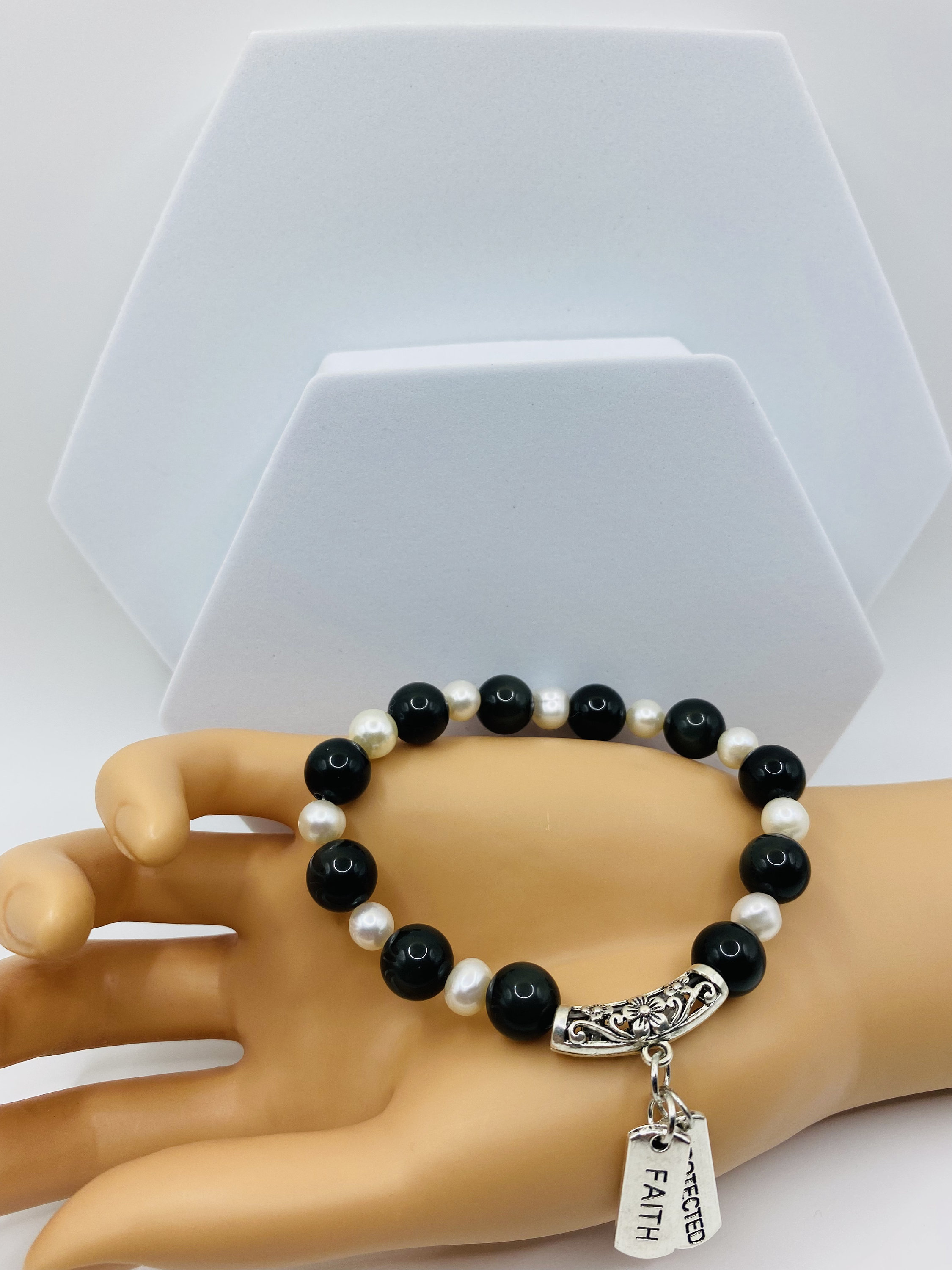 Bracciale con ciondoli in onice e perle, ciondoli con parole ispiratrici, regalo di gioielli per uomini e donne - Italia