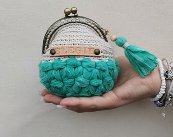 Porte-monnaie au crochet avec cadre métallique élégant, vert et écru, cadeau femme fait main, unique