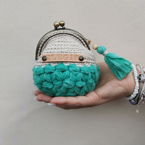 Porte-monnaie au crochet avec cadre métallique élégant, vert et écru, cadeau femme fait main, unique