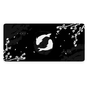 Puede incluir: Alfombrilla de ratón negra y blanca con un diseño de dos peces nadando en círculo. Las palabras "DEATH" y "LIFE" están a cada lado de los peces. El fondo es un diseño abstracto en blanco y negro.