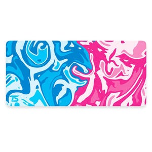 Puede incluir: Alfombrilla de ratón de diseño abstracto con un patrón de remolino de azul, rosa y blanco. La alfombrilla de ratón tiene una superficie lisa y es perfecta para usar con un ratón de computadora.