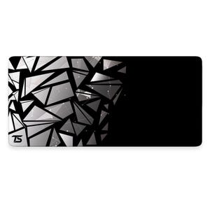 Puede incluir: Alfombrilla de ratón de diseño geométrico en blanco y negro con fondo negro y un patrón geométrico blanco en el lado izquierdo. La alfombrilla de ratón tiene un pequeño logotipo "TS" en la esquina inferior izquierda.