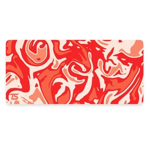 Puede incluir: Alfombrilla de escritorio rectangular con un llamativo diseño abstracto en tonos rojos, coral y crema. El patrón tiene un aspecto fluido y veteado con formas arremolinadas. La alfombrilla tiene esquinas redondeadas y un pequeño logotipo en la esquina inferior izquierda.
