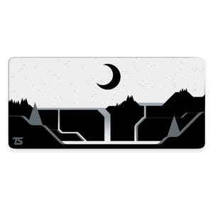 Puede incluir: Una ilustración en blanco y negro de una cordillera con una luna creciente en el cielo. Las montañas están silueteada sobre un fondo blanco con una textura sutilmente moteada.