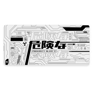 Puede incluir: Alfombrilla de ratón rectangular blanca con un diseño gráfico en blanco y negro. El diseño incluye patrones de circuitos, caracteres japoneses y el texto "PROXIMITY ALERT" y "DATA SCANNING".