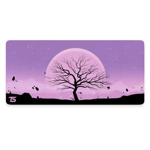 Puede incluir: Un paisaje morado y negro con la silueta de un árbol desnudo frente a una gran luna rosa. El cielo está lleno de pequeñas estrellas blancas.