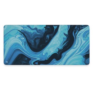 Puede incluir: Alfombrilla de ratón con diseño abstracto de mármol azul y negro. La alfombrilla de ratón tiene un patrón de remolino de azul y negro.