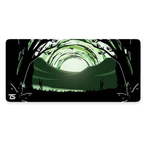 Puede incluir: Una impresión digital de arte verde y negro que presenta una escena de bosque con un sol brillando a través de los árboles. Los árboles están silueteados contra un fondo verde.