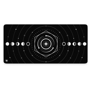 Puede incluir: Esterilla de yoga rectangular negra con un diseño celestial blanco. El diseño incluye una forma geométrica central con una estrella, rodeada de círculos concéntricos y fases lunares. La esterilla está diseñada para yoga y meditación.