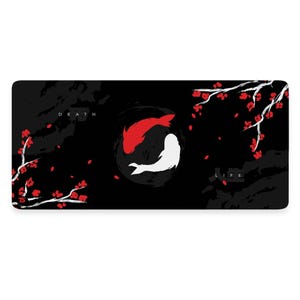 Puede incluir: Alfombrilla de ratón negra y blanca con un diseño de peces rojo y blanco. Los peces están en un círculo con las palabras "DEATH" y "LIFE" a cada lado.