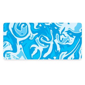 Puede incluir: Un ratón de ordenador con un patrón abstracto de mármol azul y blanco. El ratón tiene un diseño de espiral azul y blanco.