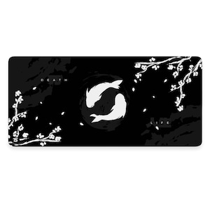 Puede incluir: Alfombrilla de ratón negra y blanca con un diseño de dos peces koi nadando en círculo. Las palabras "DEATH" y "LIFE" están escritas en la alfombrilla de ratón.