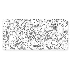 Puede incluir: Diseño de mapa topográfico en blanco y negro con líneas de contorno y marcas X. El diseño está sobre un fondo blanco.