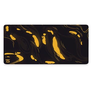 Puede incluir: Alfombrilla de ratón de color negro y dorado con un patrón de mármol y un logotipo "TS" estilizado en la esquina inferior izquierda.