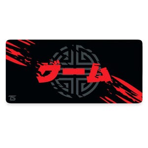 Puede incluir: Alfombrilla de ratón negra y roja con un círculo gris que contiene un símbolo chino estilizado y la palabra japonesa "クルー" en rojo.