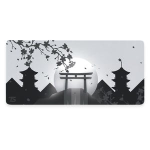 Puede incluir: Una ilustración en blanco y negro de un paisaje japonés con una puerta torii, dos pagodas y una luna llena. Las flores de cerezo caen de un árbol en la esquina superior izquierda.