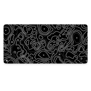 Puede incluir: Alfombrilla de ratón de diseño topográfico en blanco y negro. El diseño presenta líneas de contorno blancas sobre un fondo negro.