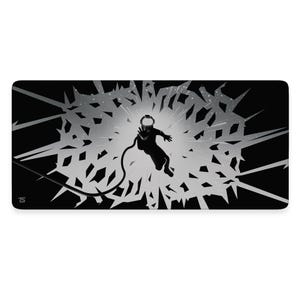 Puede incluir: Alfombrilla de escritorio rectangular en blanco y negro con la silueta de un astronauta extendiendo la mano. El astronauta está rodeado de una explosión de luz y un efecto de cristal roto. La alfombrilla tiene un fondo negro.