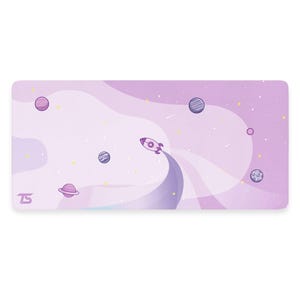 Puede incluir: Un ratón de ordenador con temática de galaxia en morado y rosa con un cohete, planetas y estrellas. El ratón tiene las letras "TS" en la esquina inferior izquierda.