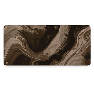 Puede incluir: Alfombrilla de ratón con un patrón abstracto de mármol marrón y beige y un pequeño logotipo "TS" dorado en la esquina inferior izquierda.
