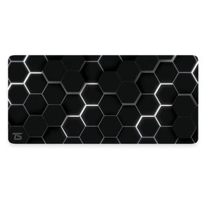 Puede incluir: Alfombrilla de ratón negra y blanca con un patrón geométrico de hexágonos. Los hexágonos tienen un efecto 3D y están delineados en blanco. La alfombrilla de ratón tiene un pequeño logotipo blanco en la esquina inferior izquierda.