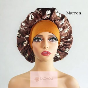 Peut inclure: Un bonnet en satin marron avec un motif floral et une bande jaune moutarde. Le mot "Marron" est imprimé en noir. Le bonnet est conçu pour protéger les cheveux.