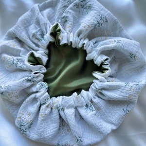 Bonnet réversible en gaze de coton et satin / bonnet de soin en satin /bonnet de nuit réversible fleur kaki