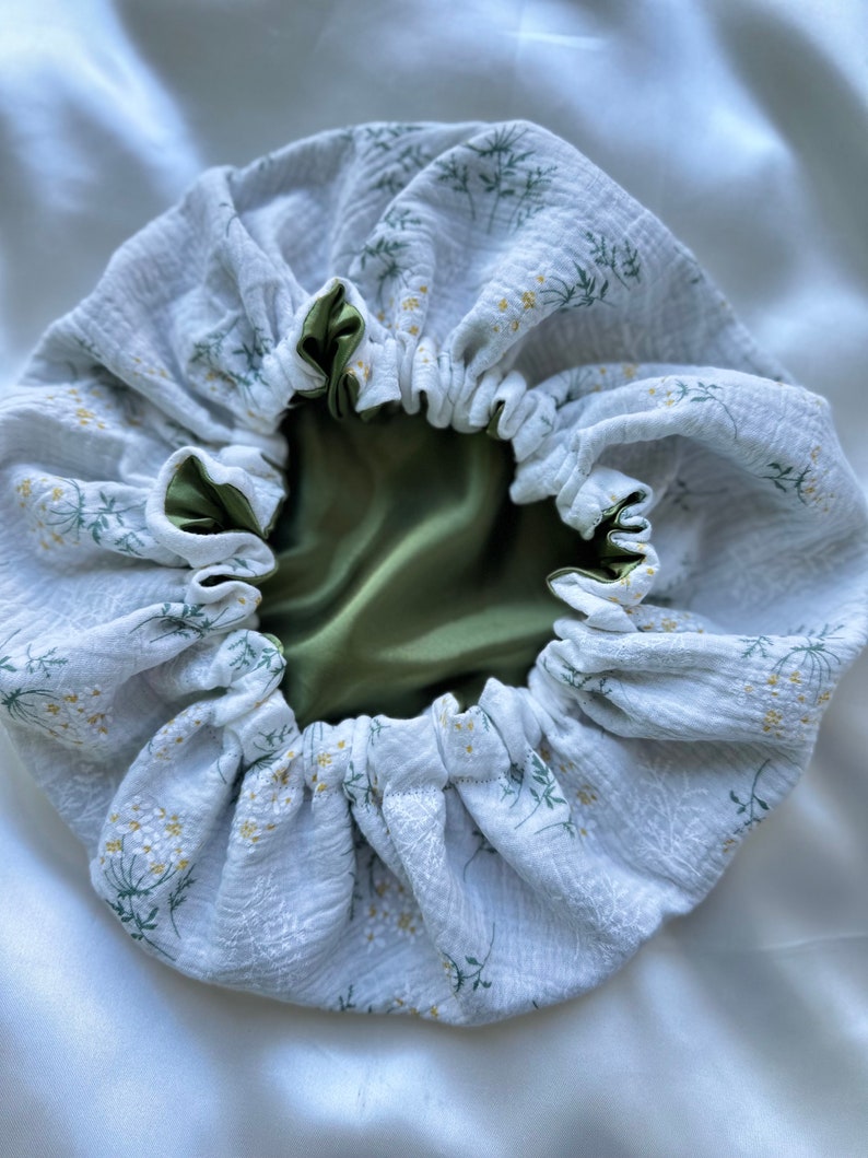 Bonnet réversible en gaze de coton et satin / bonnet de soin en satin /bonnet de nuit réversible fleur kaki